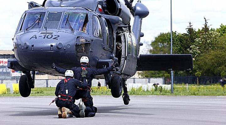 Szkolenie wysokościowe kontrterrorystów z wykorzystaniem policyjnego Black Hawka (fot. policja.pl)
