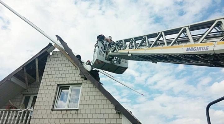 Szybowiec spadł na dach domu w miejscowości Sidorówka (fot. KM PSP w Suwałkach)
