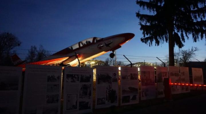 TS-11 Iskra w Muzeum Sił Powietrznych podświetlona przez system iluminacji (fot. muzeumsp.pl)