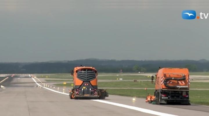 Tak wygląda czyszczenie pasa startowego na gdańskim lotnisku (kadr z filmu Trójmiasto.TV)