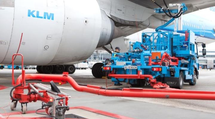Tankowanie samolotu KLM paliwem lotniczym (SAF) na lotnisku Schiphol w Amsterdamie (fot. KLM)