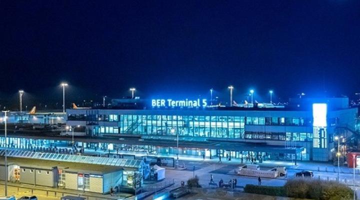 Terminal 5 BER w nocy (fot. ber.berlin-airport.de)