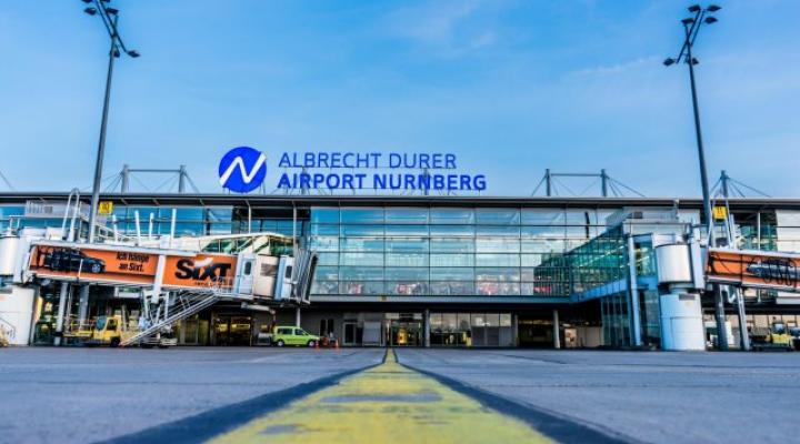 Terminal Portu Lotniczego im. Albrechta Duerera w Norymberdze - widok z płyty postojowej (fot. Airport Nürnberg/FB)