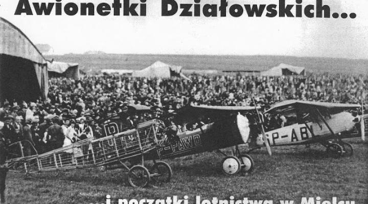 Tłum ludzi zwiedzających na krakowskim lotnisku samoloty Braci Działowskich (fot. cowiemechanikolotnictwie.blogspot.com)
