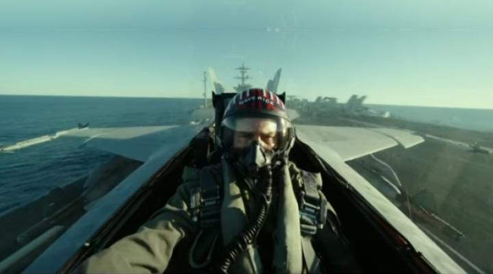 Tom Cruise (Maverick) w samolocie - scena z filmu "Top Gun Maverick" (fot. kadr z filmu na youtube.com)
