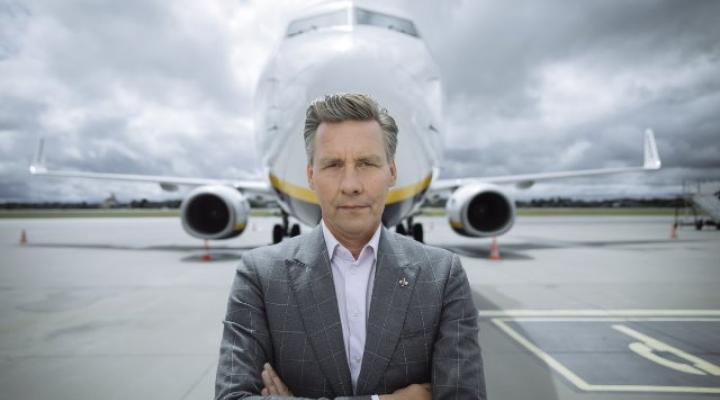 Tomasz Kloskowski, prezes Portu Lotniczego Gdańsk, na płycie lotniska przed samolotem (fot. airport.gdansk.pl)