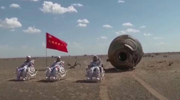 Trzej chińscy astronauci powrócili na Ziemię po 90 dniach spędzonych na stacji Tiangong (fot. kadr z filmu na youtube.com)