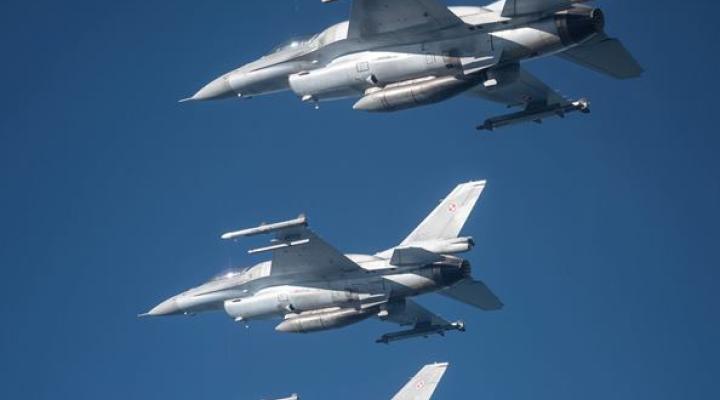 Trzy samoloty F-16 Polskich Sił Powietrznych w locie - widok z boku (fot. DGRSZ/FB)
