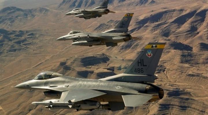 Trzy samoloty F-16 należące do US Air Force w locie - widok z boku (fot. USAF)