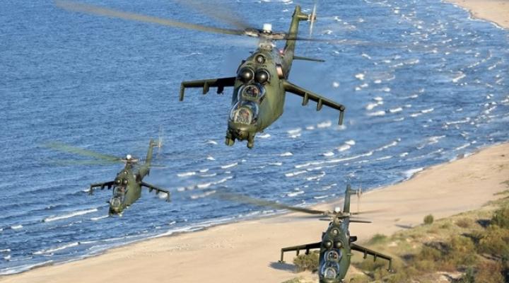 Trzy śmigłowce Mi-24 w locie nad brzegiem morza (fot. Bartek Bera)