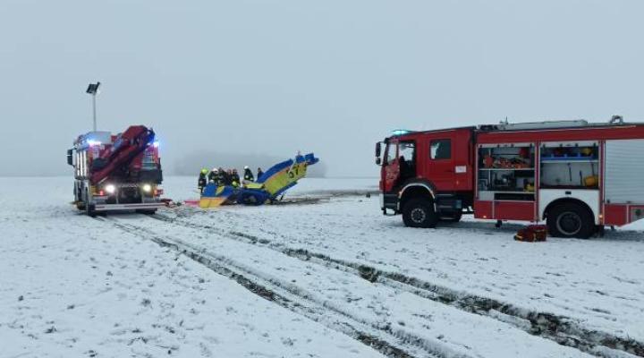 Ultralekki samolot rozbił się w Szadku (fot. Ratownictwo Powiatu Zduńskowolskiego/FB)