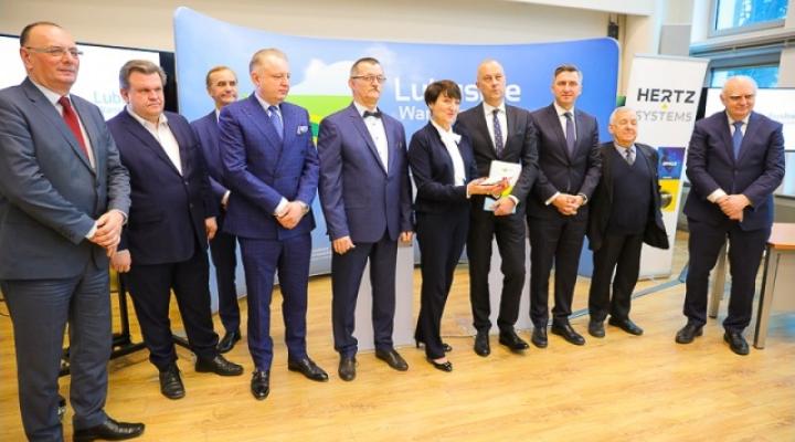 Uroczystość podpisania umowy na dofinansowanie PTK z funduszy RPO z udziałem partnerów projektu (31.12.2018) (fot.lubuskie.pl)