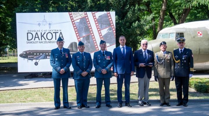 Uroczystość przekazania samolotu Dakota „The Spirit of Ostra Brama” (fot. st. szer. Wojciech Król)