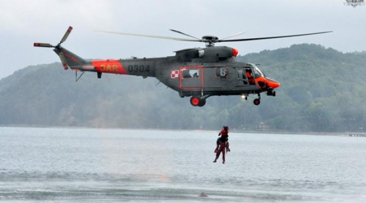 W-3WARM Anakonda - opuszczenie ratowników (fot. Michał Szafran)
