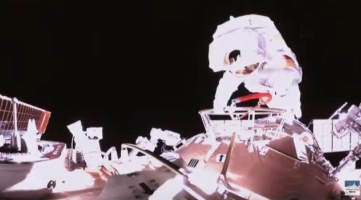 Wang Yaping jako pierwsza Chinka odbyła spacer w przestrzeni kosmicznej (fot. kadr z filmu na youtube.com)