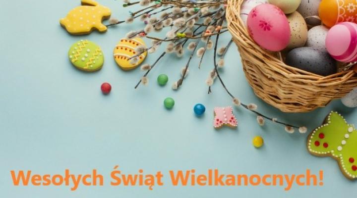 Wesołych Świąt Wielkanocnych - koszyk z pisankami, bazie, pierniki (fot. pl.freepik.com)