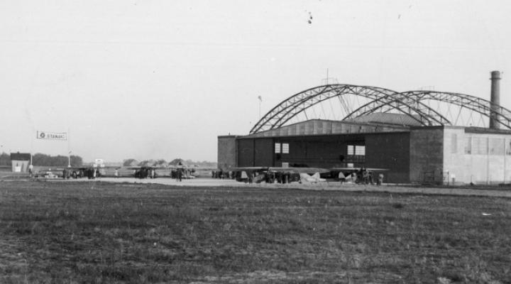 Widok lotniska w Poznaniu podczas IV Krajowego Konkursu Samolotów Turystycznych w 1931 r. (fot. Narodowe Archiwum Cyfrowe)