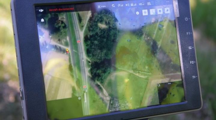 Widok z drona na drogę na monitorze (fot. mazowiecka.policja.gov.pl)