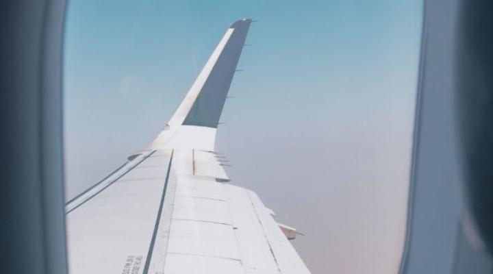 Widok z okna samolotu pasażerskiego na skrzydło (fot. zrpl.pl)