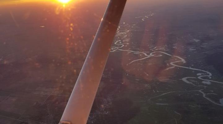 Widok z samolotu, spod skrzydła o zachodzie słońca (fot. allegro.pl)