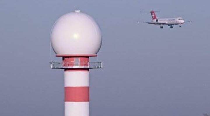 Wieża i kopuła nowego radaru w Warszawie (fot. PAŻP)
