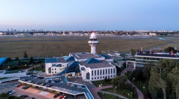 Wieża kontroli lotów na Lotnisku Chopina - widok z góry, lotnisko w tle (fot. fotoair.com.pl/PAŻP)