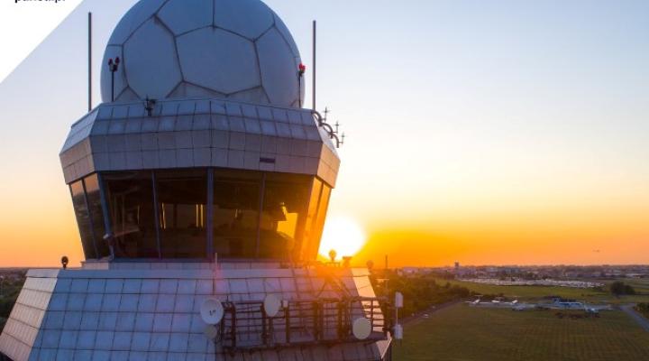 Wieża kontroli lotniska Chopina o zachodzie słońca (fot. PAŻP)