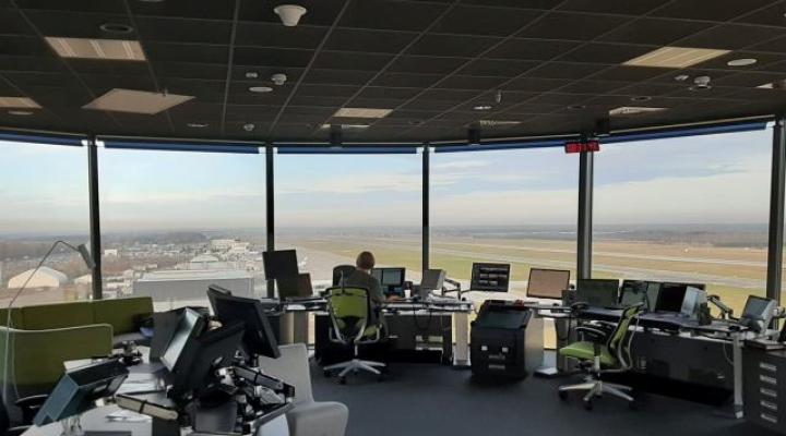 Wieża kontroli lotniska w Katowicach - wnętrze - kontroler na stanowisku (fot. PAŻP)