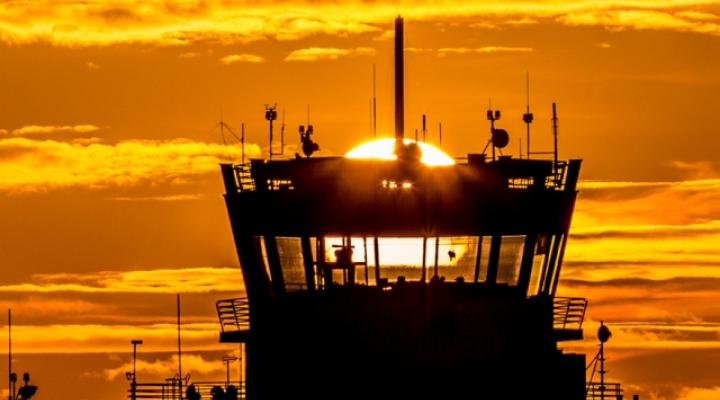 Wieża kontroli lotów o zachodzie słońca - widok z bliska (fot. zrpl.pl)
