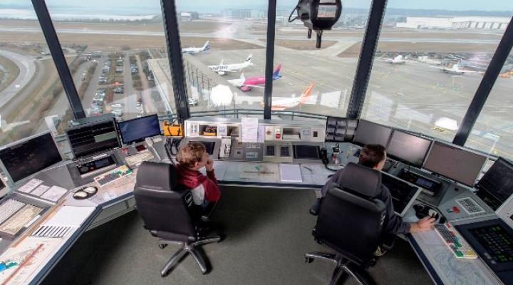 Wieża kontroli lotów w Hamburgu - widok ze środka (fot. Airbus)