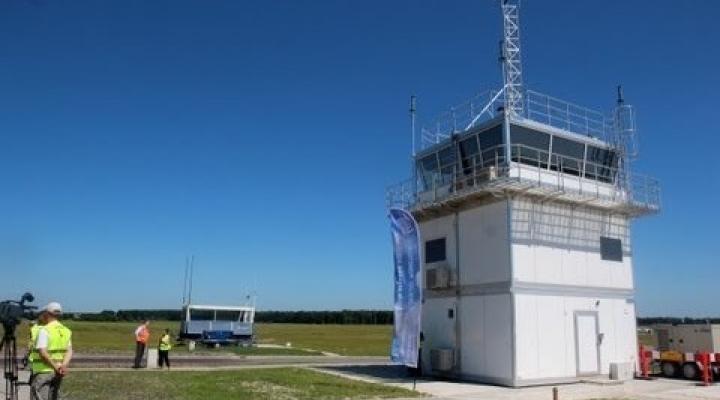 Wieża kontroli lotów w Lublinie wybudowana w czerwcu 2013 roku (fot. kadr z filmu Łukasza Minkiewicza/Dziennik Wschodni)
