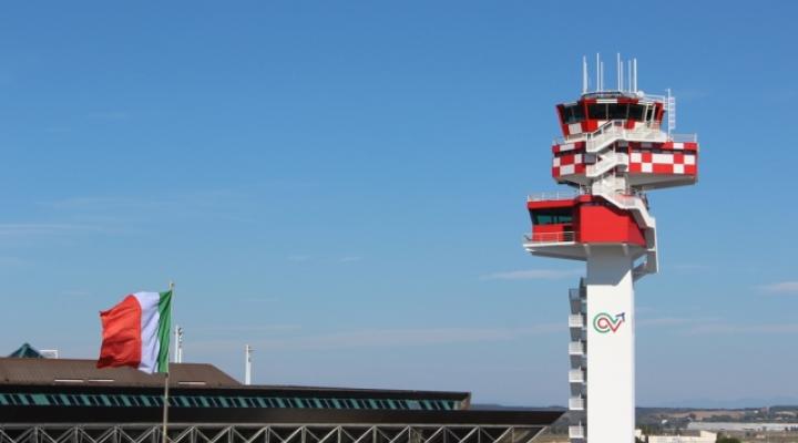 Wieża kontroli lotów w Międzynarodowym Porcie Lotniczym Rzym-Fiumicino (FCO). (fot. ENAV)