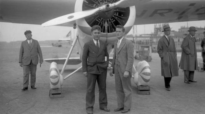 Wiley Post i Harold Gatty przy samolocie w 1931 roku (fot. Bundesarchiv, Bild 102-11928/CC-BY-SA 3.0/Wikimedia Commons)