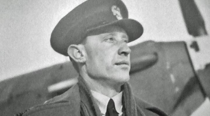 Witold Urbanowicz przed samolotem (fot. bbm.org.uk) 