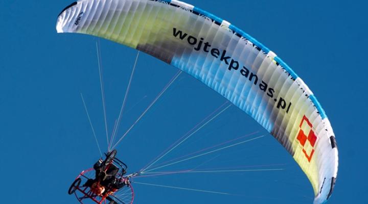 Wojciech Panas podczas lotu motoparalotnią (fot. XXIII Motoparalotniowe Mistrzostwa Polski 2021FB)