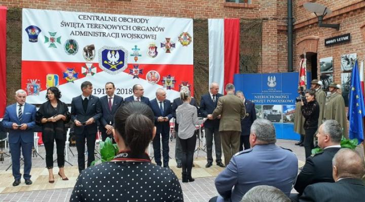 Wręczenie pamiątkowych medali „100 lecia Odzyskania Niepodległości” (fot. kksl.p40.pl)