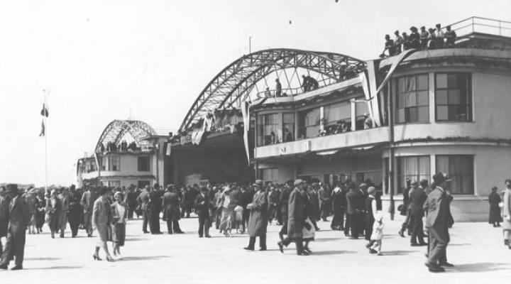 Wygląd budynków portu lotniczego Warszawa-Okęcie w dniu otwarcia 29.04.1934 r. (fot. Narodowe Archiwum Cyfrowe)
