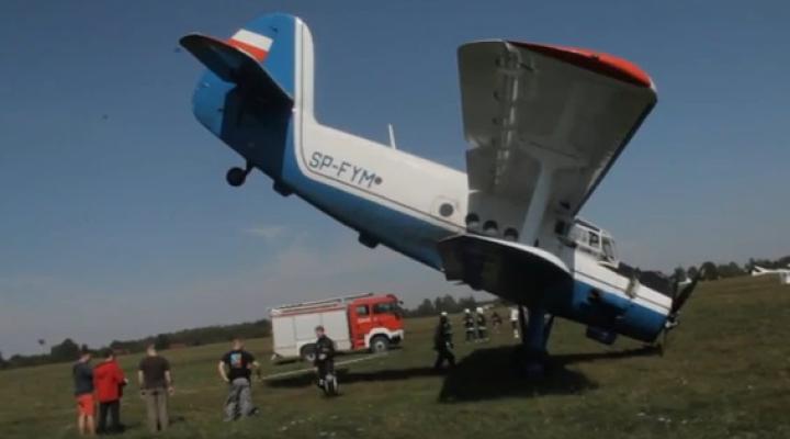 Wypadek samolotu w Radawcu Dużym na Lubelszczyźnie (fot. kadr z filmu na youtube.com)