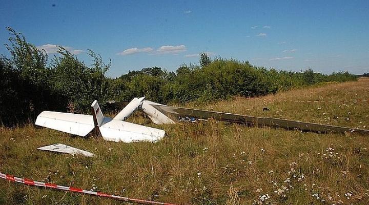 Wypadek szybowca na lotnisku w Laszkach (fot. podkarpacka.policja.gov.pl)