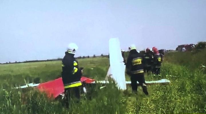 Wypadek szybowca koło Ostrowa Wielkopolskiego (fot. kadr z filmu tvn24/osp.pl)