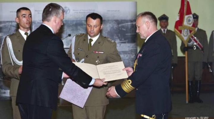 Wyróżnienie dla dowódcy BLMW (foto chor. Artur Zakrzewski/DPI MON)
