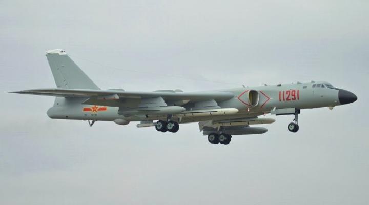 Xian H-6 należący do ChRL - lądowanie (fot. Alert5/CC BY-SA 4.0/Wikimedia Commons)