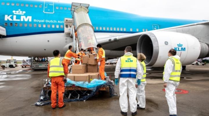 Załadunek cargo do kabiny samolotu Boeing B747 KLM (fot. KLM)