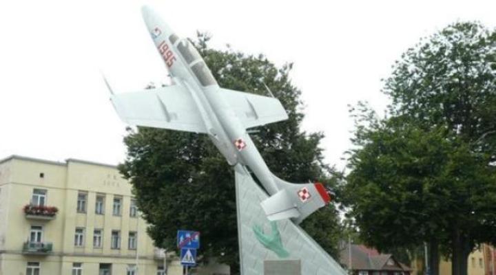 Zamojski pomnik z samolotem TS-11 Iskra