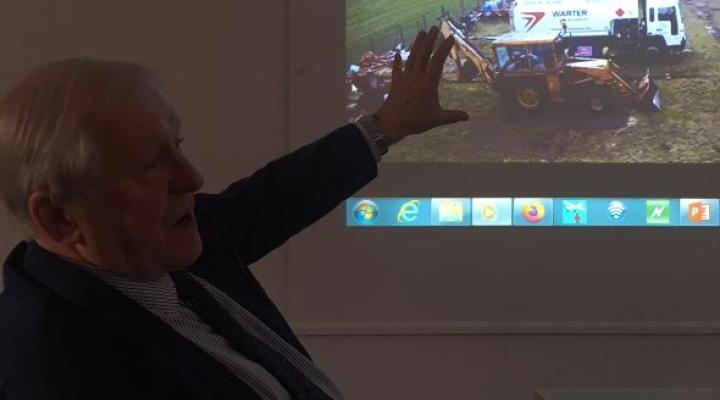 Zastępca Przewodniczącego PKBWL Andrzej Pussak w trakcie prezentacji zdarzeń lotniczych (fot. PKBWL)
