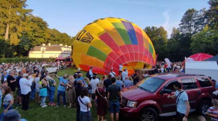 Zawody balonowe w Nałęczowie - przygotowanie balonu (fot. Gmina Nałęczów/Facebook)
