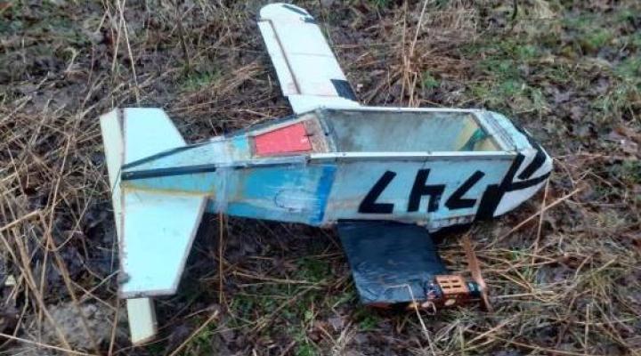 Zdalnie sterowany rozbity samolot znaleziony przez chełmskich leśników (fot. lublin.lasy.gov.pl)