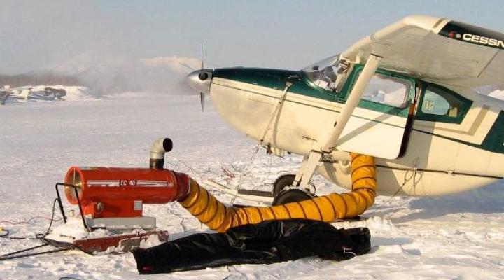 Zimowa eksploatacja samolotu (fot. Ośrodek Szkolenia Lotniczego AZL)