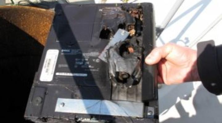 Zniszczona bateria litowa laptopa