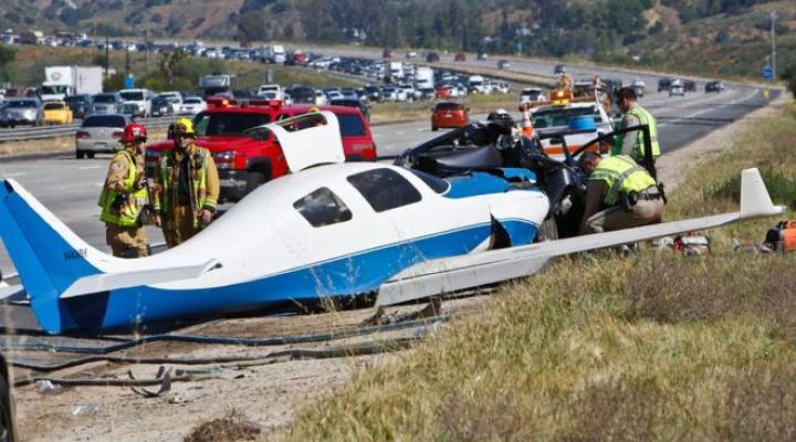 Samolot rozbił się na autostradzie w USA